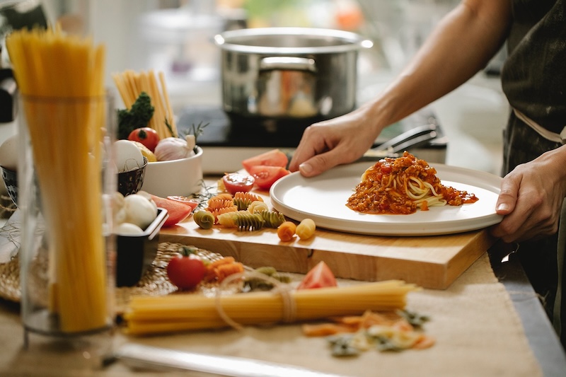 Sicurezza in cucina: le nuove regole dell’Iss per pasti davvero “sereni”